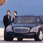 Este carro é um Mercedes Maybach..