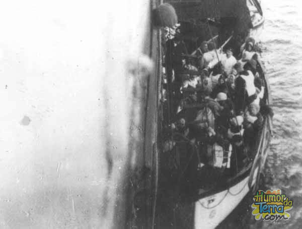 Barco salva-vidas do Titanic ao lado do Carpathia. 15 de abril de 1912