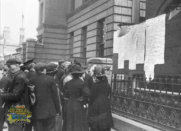 Pessoas em Southampton verificando a lista de sobrevivente do Titanic postado em frente ao escritório da White Star Line