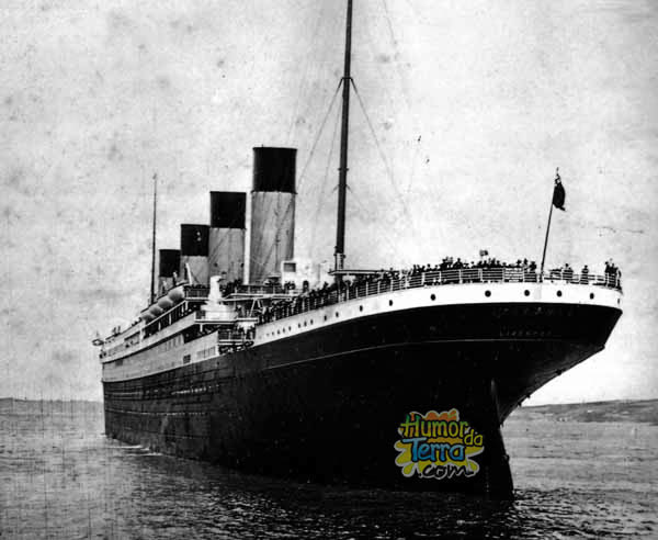 RMS Titanic deixa Southampton em sua viagem inaugural (10 de abril, 1912)