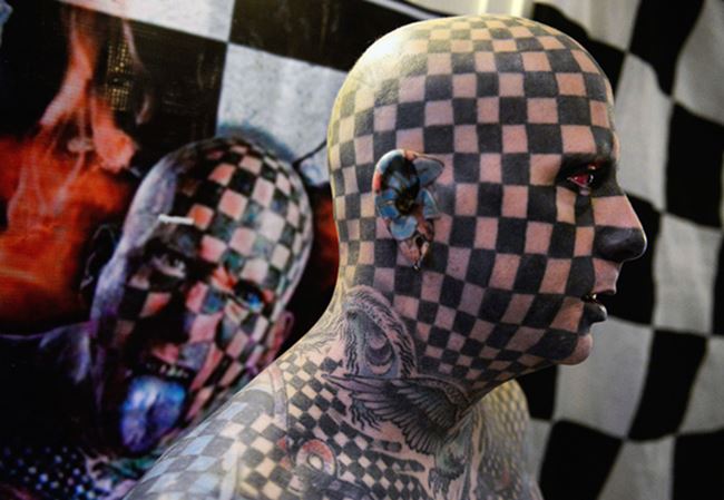 Modificações-coporais-extremas-tatuagens-pinos-e-tatuagens-nos-olhos-6