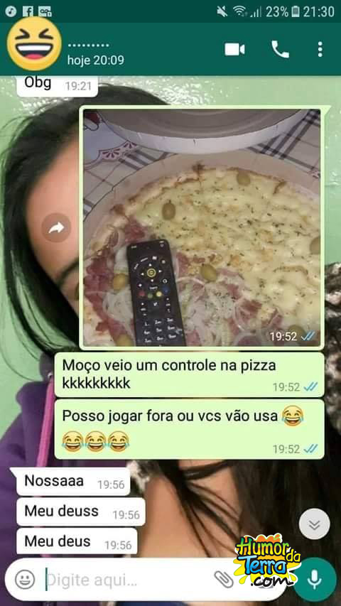 controle remoto de tv é encontrado numa pizza