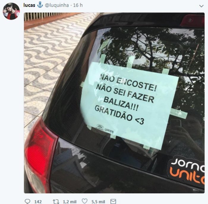 Jovem coloca aviso no próprio carro dizendo: Não encoste, não sei fazer baliza! E agradece!