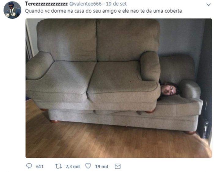 Amigo dormiu da casa de outro amigo e usou o sofá como coberta