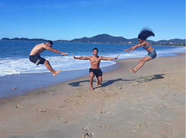 foto criativa de pessoas na praia