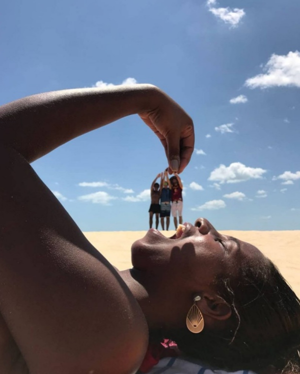 foto criativa de pessoas na praia