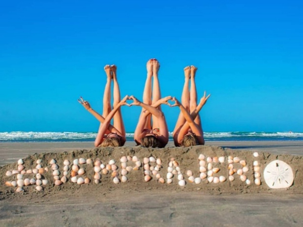 foto criativa de mulheres na praia com a mensagem vem pra jeri