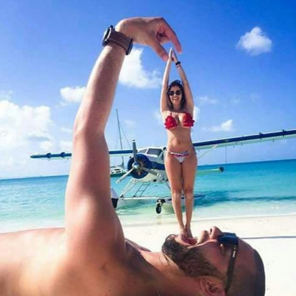 foto criativa de um homem e uma mulher na praia