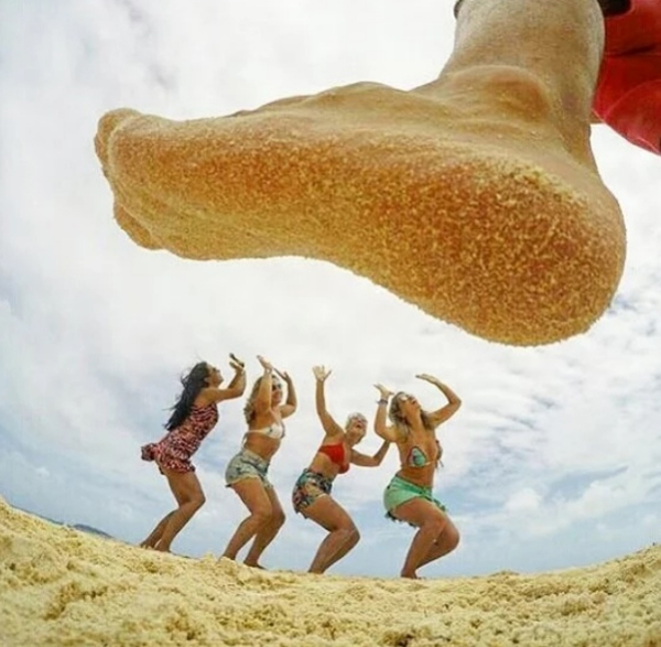 foto criativa de pessoas na praia