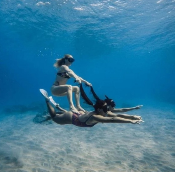 foto criativa de pessoas dentro do mar