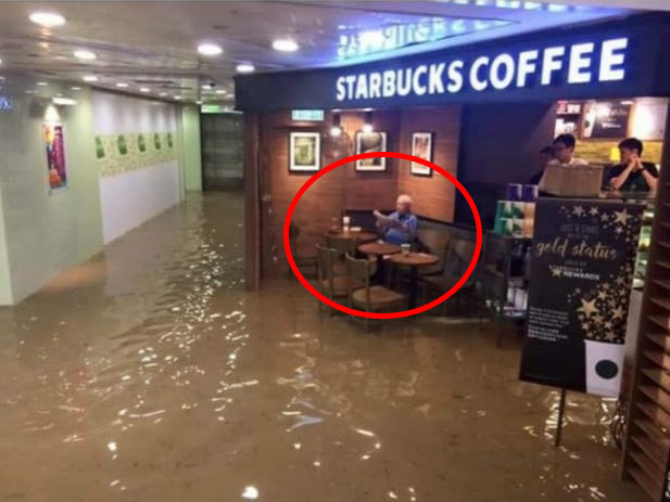 senhor tomando café numa cafeteira num shopping cheio de água