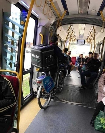 imagem bizarra do transporte público no Brasil