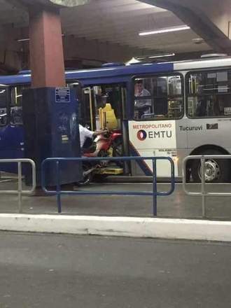 imagem bizarra do transporte público no Brasil