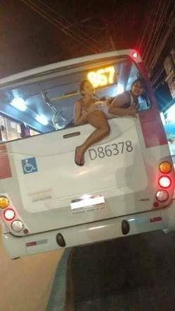 imagem bizarra do transporte público no Brasil