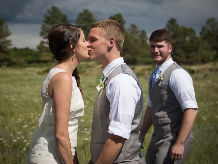 um beijo de um casal feliz no primeiro plano da foto