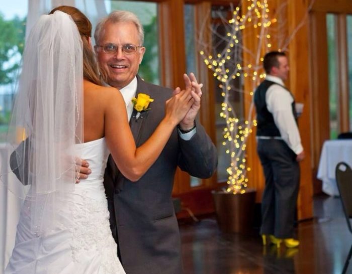 casal dançando em casamento