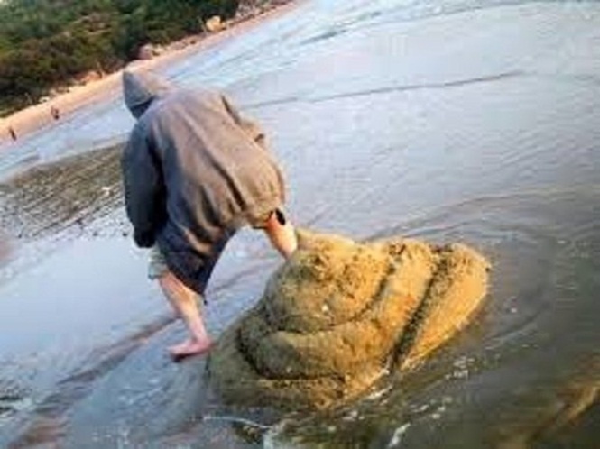 pessoas se divertindo na praia