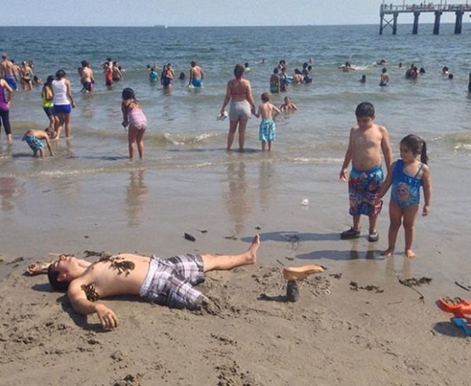 pessoas se divertindo na praia