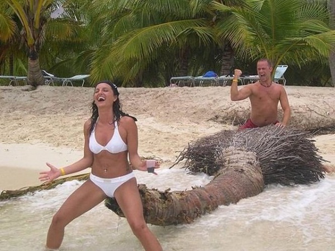 pessoas se divertindo na praia