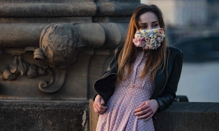 mascara de proteção facial contra o coronavírus modelo flores